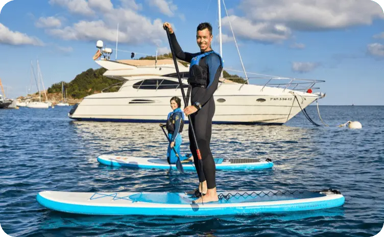 Adultos haciendo pádel surf