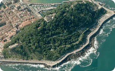 Vista aérea panorámica del monte Urgull en Donosti.