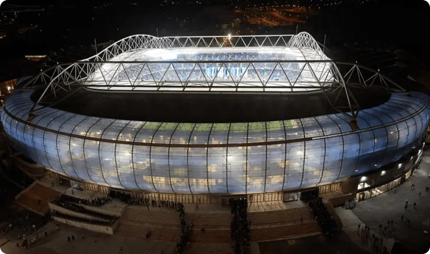 Estadio de la Real iluminado de noche.