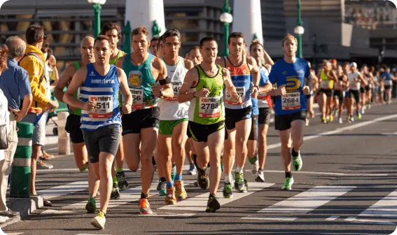 Grupo de corredores en la carrera clásica.