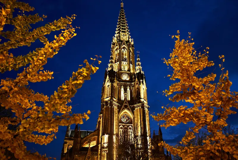 Iglesia del Buen Pastor iluminada de noche.