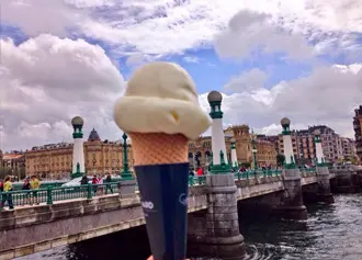 Comerte un típico helado donostiarra: