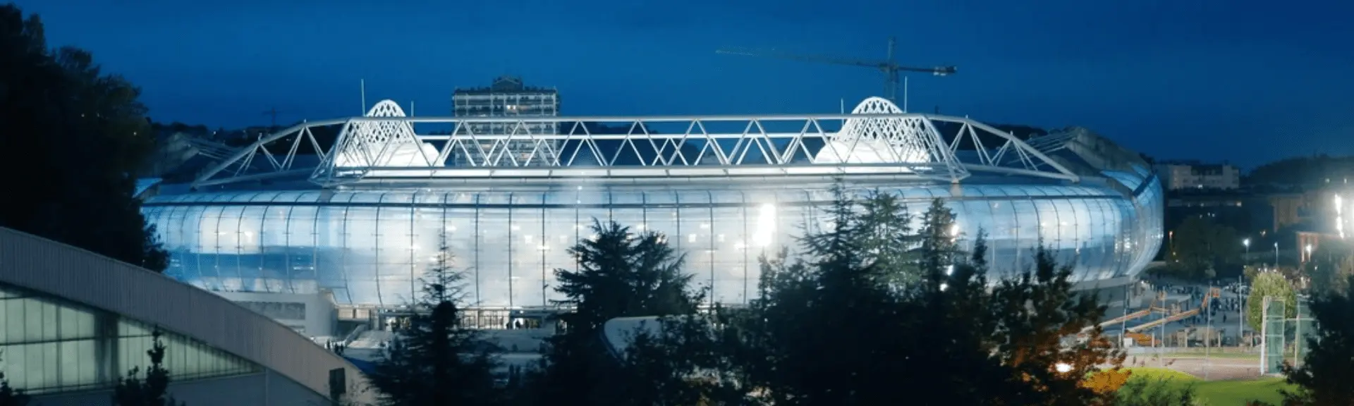 Estadio de la Real iluminado de noche.