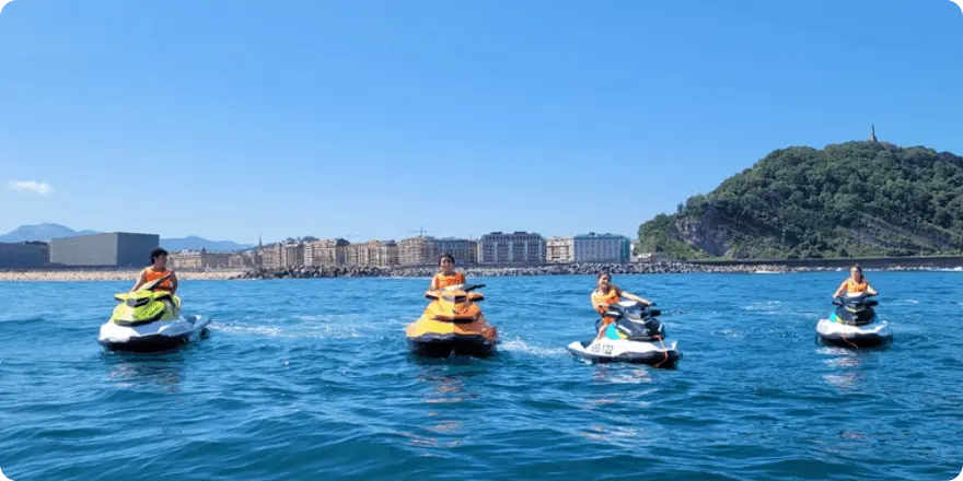 Jóvenes disfrutando con motos de agua