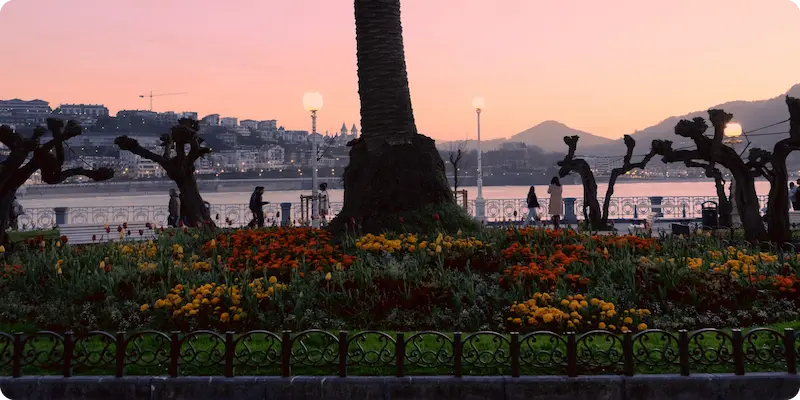 Jardines de Alderdi Eder al anochecer con la playa al fondo