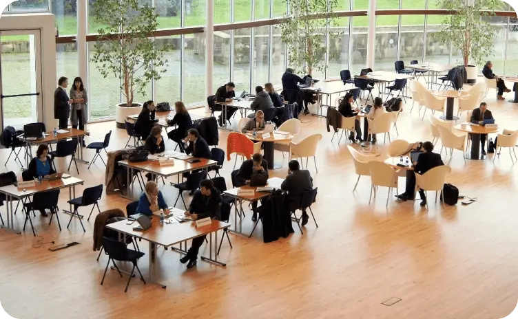 Interior del Parque Tecnológico de Miramón con personas trabajando en varias mesas.
