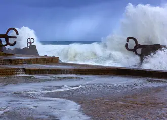 Dar un paseo de siete kilometros desde la playa de la Zurriola hasta el Peine del Viento