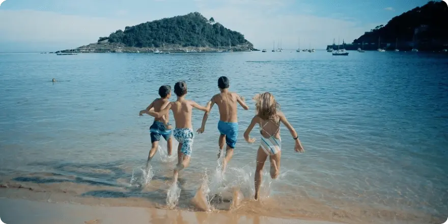 Niños corriendo al agua rumbo a la isla de Santa Clara.