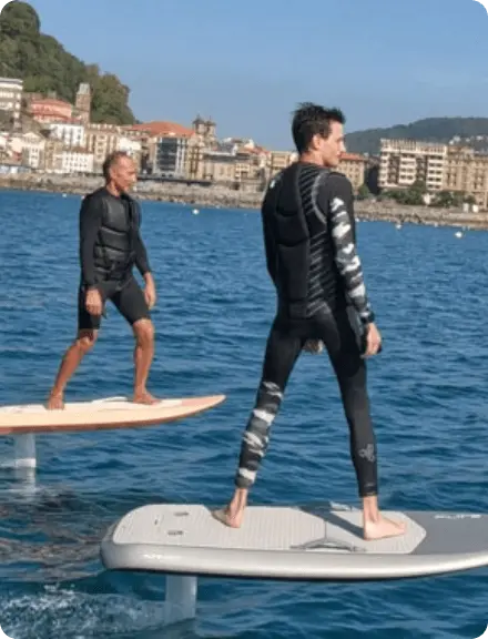 Adultos practicando e-foil