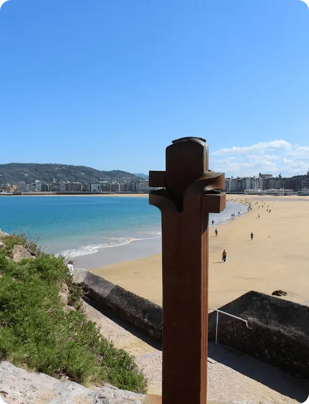Chillida's sculpture “El Abrazo” with the beach in the background