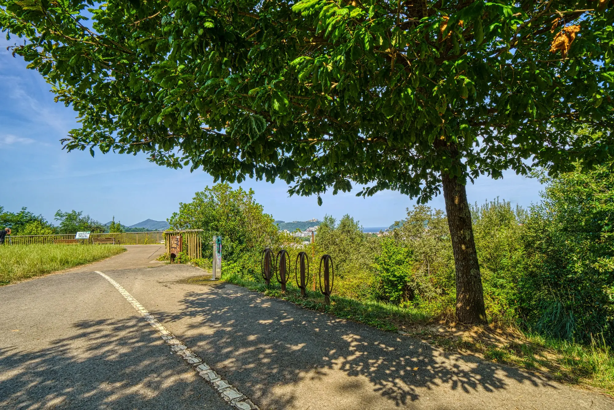 El mirador del Parque Ametzagaina te ofrece unas vistas panorámicas impresionantes de San Sebastián, el Monte Urgull y la Bahía de La Concha