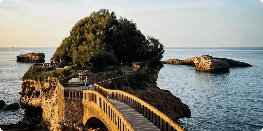 Camino hacia el islote Rocher du Basta en Biarritz
