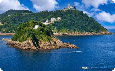 Vista de la isla Santa Clara en la bahía de San Sebastián
