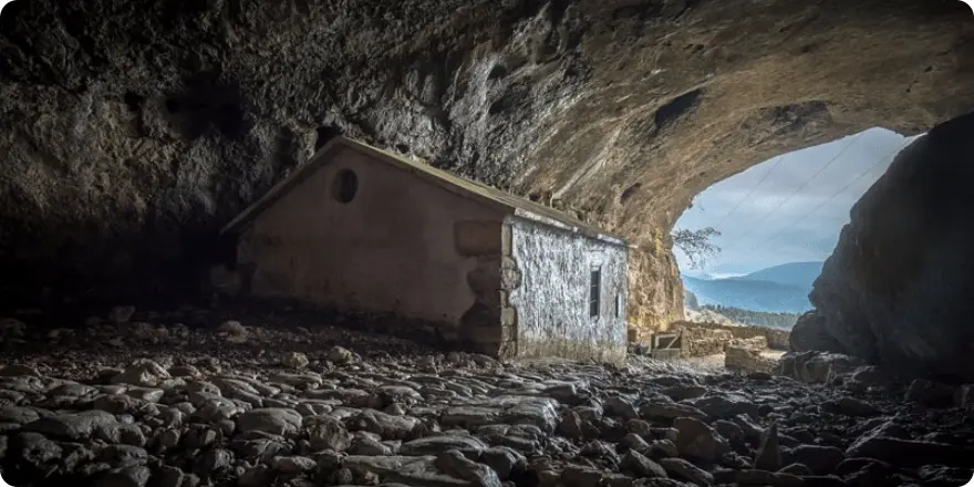 Casa de piedra en una cueva del Parque Natural Aizkorri-Aratz.