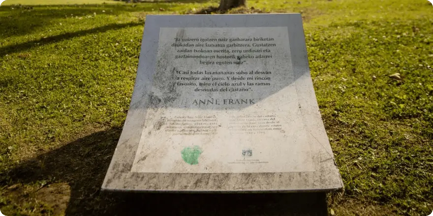 Placa conmemorativa de Anne Frank en los jardines de Aiete