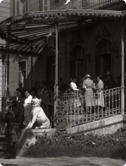 Foto antigua con gente en la entrada del Palacio de Aiete