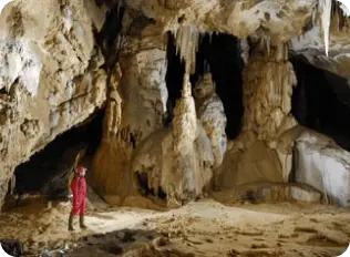 Cueva de Arrikrutz con estalactitas y estalagmitas.