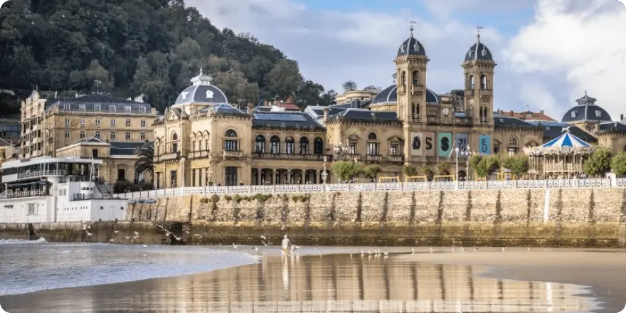 Ayuntamiento de San Sebastián visto desde la playa