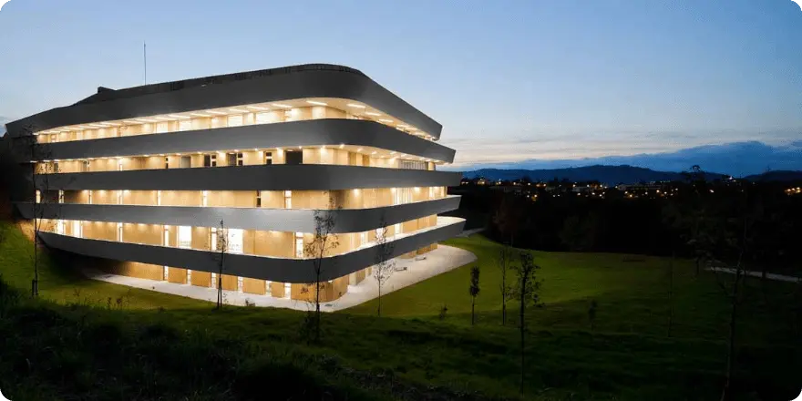 Basque Culinary Center en Miramón iluminado por la noche
