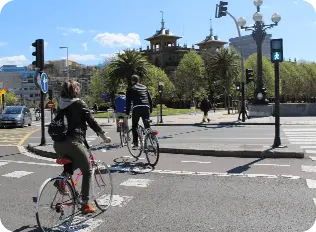 Personas en bicicleta por la ciudad de San Sebastián