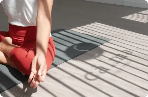 Persona practicando yoga en Calma Yoga Studio