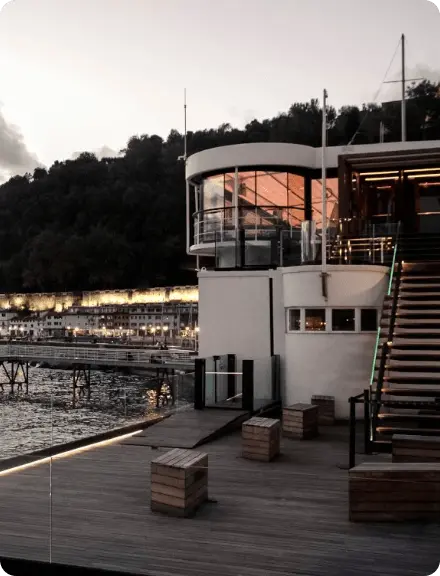 Club Náutico de San Sebastián al anochecer