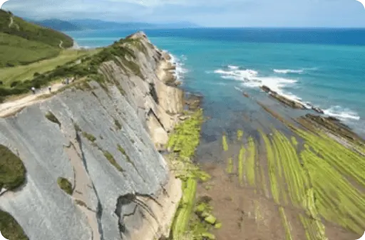 Paisaje del Geoparque de la Costa Vasca con acantilados y mar