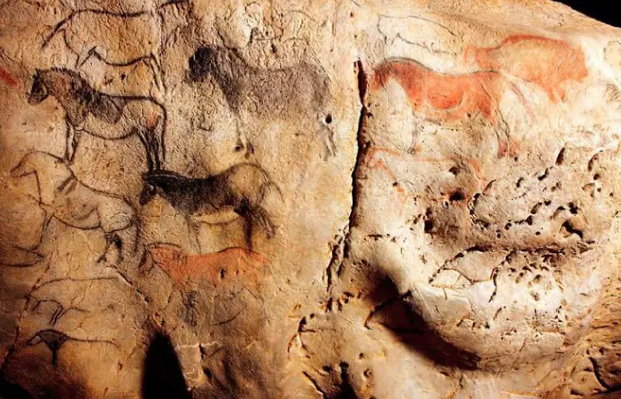 Pinturas rupestres prehistóricas de caballos y bisontes en las paredes ocres de la Cueva de Ekain.