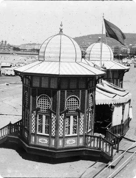 Foto antigua de la Caseta Real de baños en la playa de La Concha