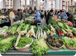 Puesto de verduras en el mercado