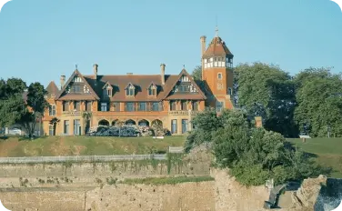 Palacio Miramar junto al mar, rodeado de jardines