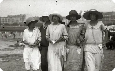 Imagen antigua de mujeres paseando por la playa de La Concha