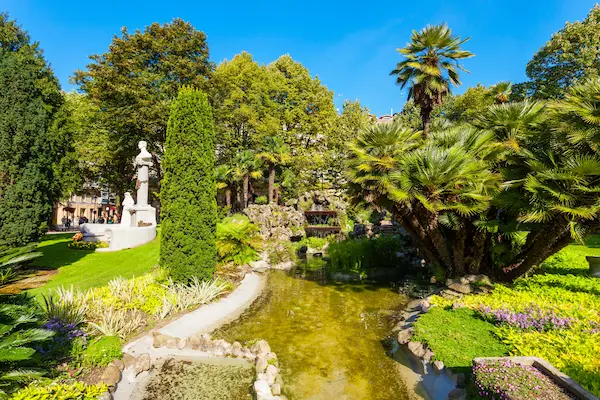 Plaza Gipuzkoa es un parque público en el centro de la ciudad de San Sebastián