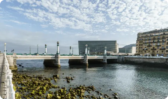 Puente de la Zurriola con el Kursaal al fondo