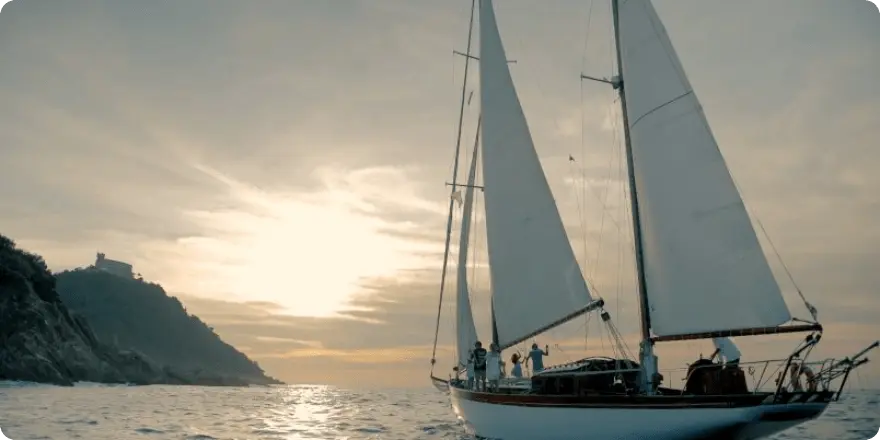 Velero navegando en el mar
