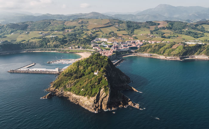 Vue aérienne du mont San Antón, appelé aussi le Souris de Getaria.