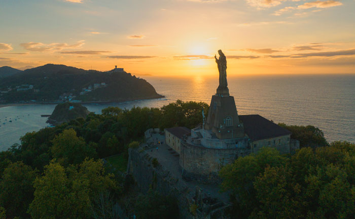 Puesta de sol desde el monte urgull. Vista aerea del Castillo de la Mota y el Sagrado Corazón de Jesús
