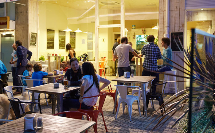 Ambiente nocturno en una terraza del barrio de Gros en Donostia.