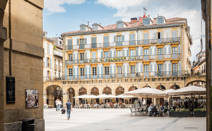 La Plaza de la Constitución en el centro de la Parte Vieja es uno de los lugares más emblemáticos de la ciudad