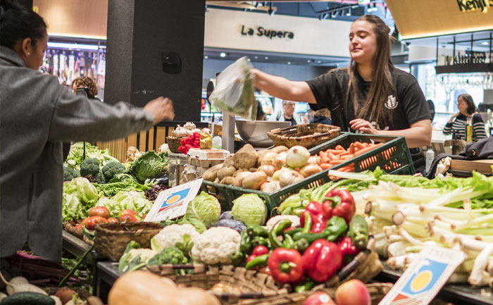Puesto de frutas y verduras en el mercado de San Martín de Donostia.