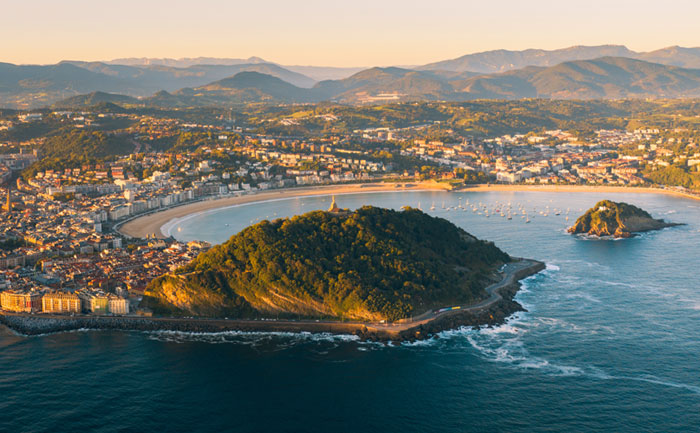 Vista panorámica de Donostia / San Sebastián con el Monte Urgull, la Playa de la Concha y la de Ondarreta y barcos en la bahía.